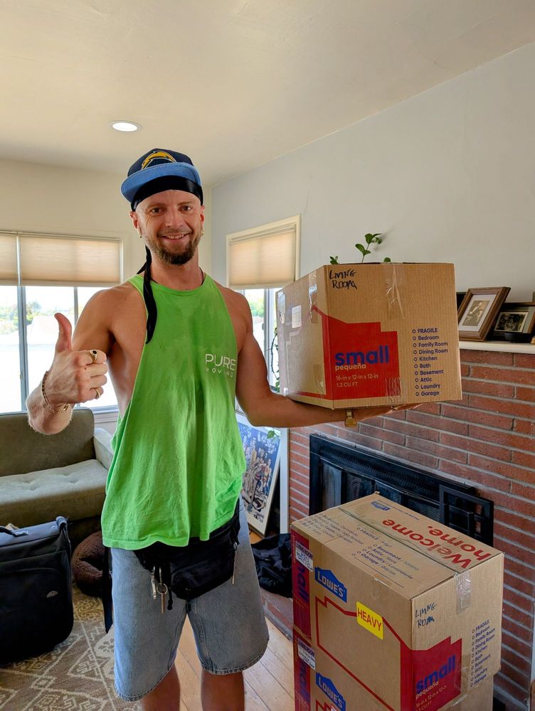 Movers Los Angeles team unloading crates during scheduled move-in